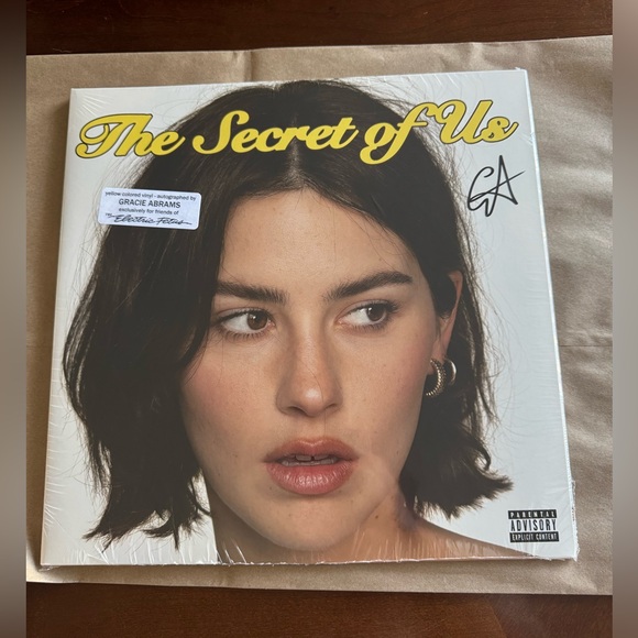 GRACIE ABRAMS THE SECRET OF US SIGNED AUTOGRAPHED YELLOW VINYL LP ALBUM ON COVER - Picture 7 of 15